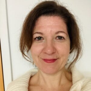 Porträtfoto von Ass.-Prof. Mag. Dr. Sophia Khom-Steinkellner, Vorstandsmitglied der ÖPhG